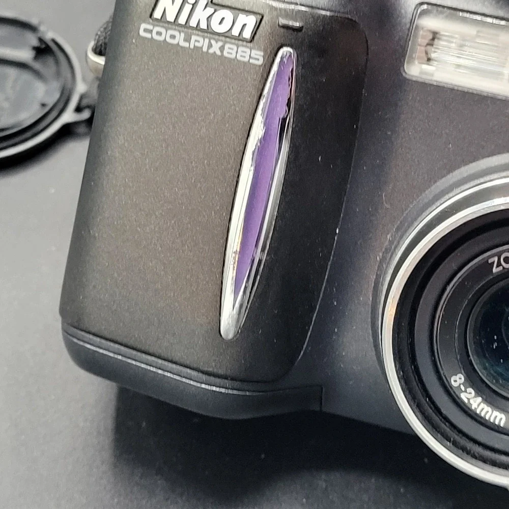 Nikon Coolpix 885 Camera With Batteries And Memory Card Reader Read Description